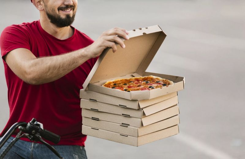Курьер доставил пиццу на дом