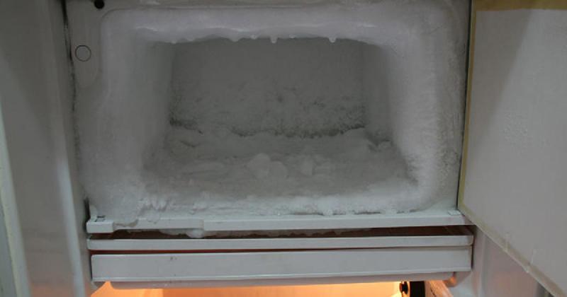 лед в морозилке